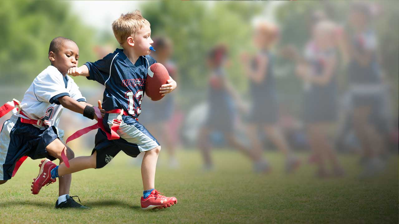 They playing football. Спорт дети. Детский футбол. Флаг футбол. Футбол дети.