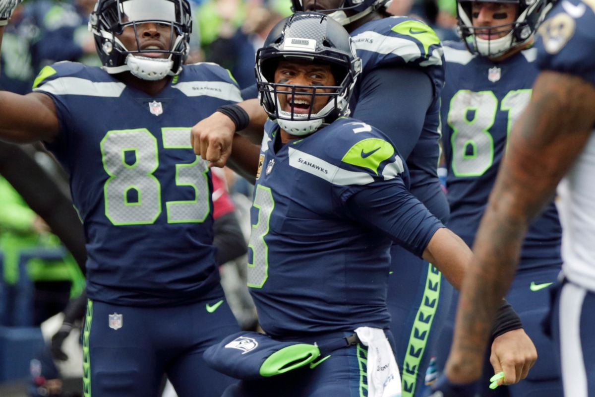 QB Russell Wilson gives glory to God after signing 4-year extension 